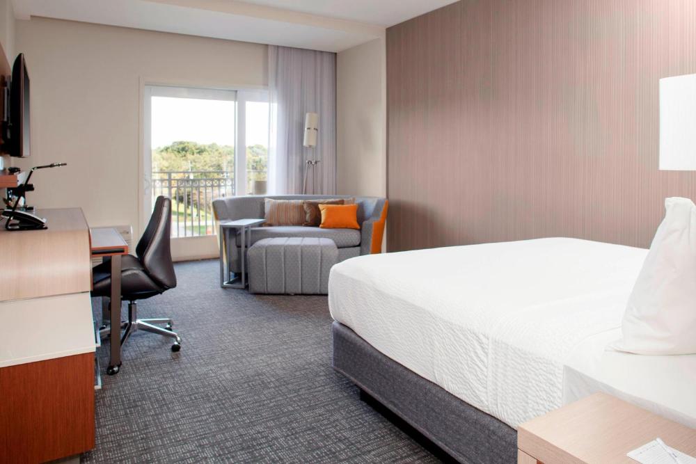 King Guest Room with Sofa Bed and Balcony interior
